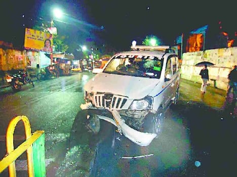 Xylo hit dividers, four injured